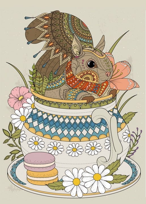 Zentangle-Eichhörnchen in einer blumigen Teetasse neben Gänseblümchen und Macarons